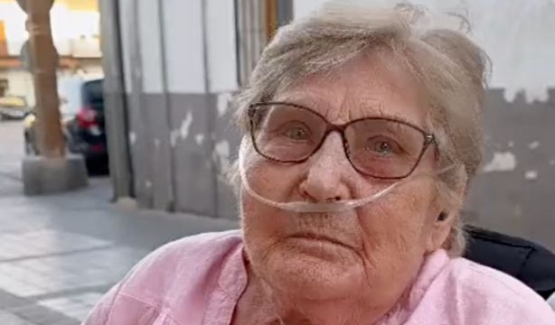 Fernando Alonso cumple el deseo de Paqui, una admiradora de 93 años. Foto: TikTok