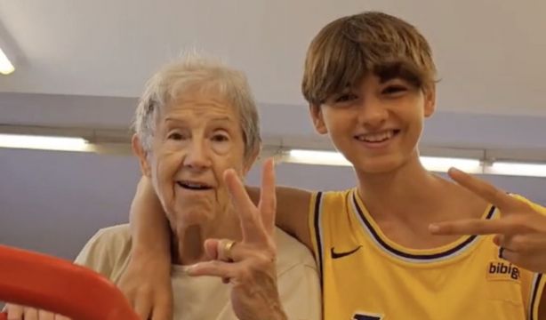 VÍDEO: Un joven graba un día de compras con su abuela sin saber que se volvería viral