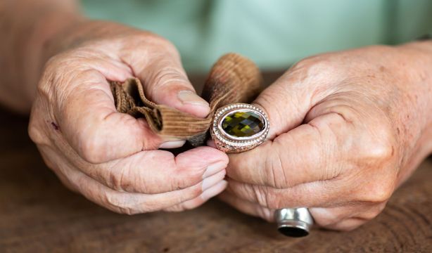 Desvalijadas en la residencia de mayores: detienen a una ladrona de joyas que trabajaba en el centro