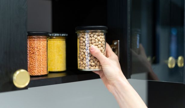 Trucos para quitar las etiquetas y el pegamento de los botes de cristal. Foto: Bigstock