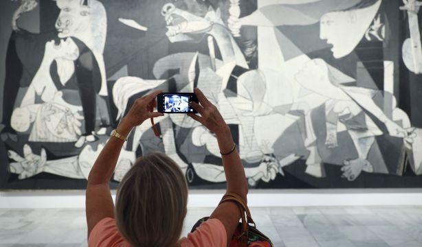 El Museo Reina Sofía ya permite a los visitantes hacer fotos al 'Guernica'. Foto: Europa Press