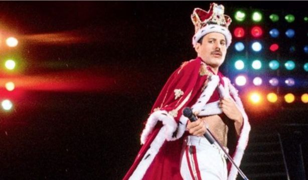 Locura en la subasta de los objetos de Freddie Mercury: su piano, vendido por 2 millones