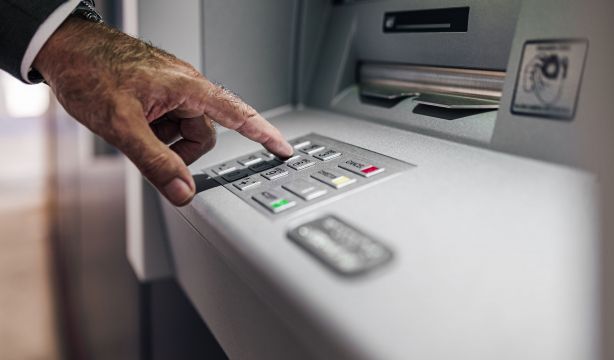 ¿Cuál es la máxima cantidad de dinero que puedes retirar de un cajero?