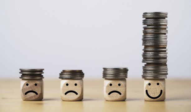 Otra brecha en pensiones: quienes se jubilan a los 65 cobran 500 € más que quienes se retiran con 66