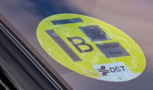 ¿Dónde se puede adquirir la etiqueta medioambiental de la DGT?