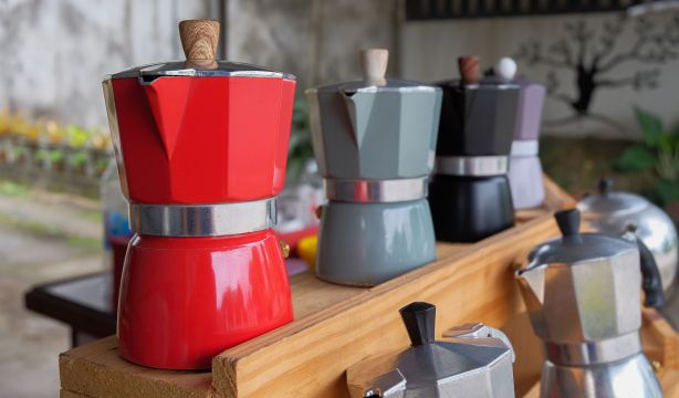 Consejos para limpiar una cafetera italiana de forma correcta. Foto: Bigstock