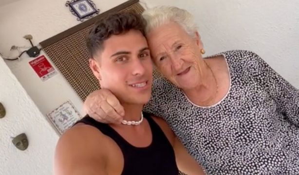 VÍDEO: Lleva a su abuela al cine después de 10 años sin ir y emociona en las redes. Foto: TikTok