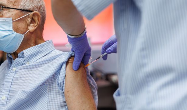 ¿Cuándo comienza la vacunación de la gripe y del Covid este otoño?