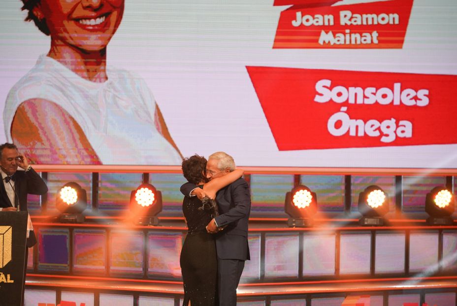 La sorpresa de Fernando Ónega a su hija Sonsoles, premiada en el FesTVal de Vitoria La sorpresa de Fernando Ónega a su hija Sonsoles, premiada en el FesTVal de Vitoria