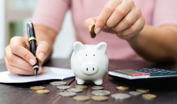 El truco de los 30 días para ahorrar 5.500 euros al año