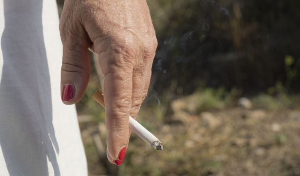 Dejar de fumar reduce a la mitad el riesgo de infarto, pero disminuir el consumo no sirve