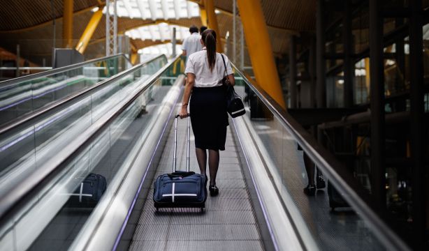 Azafatas de vuelo denuncian a España ante Bruselas por discriminación en la jubilación
