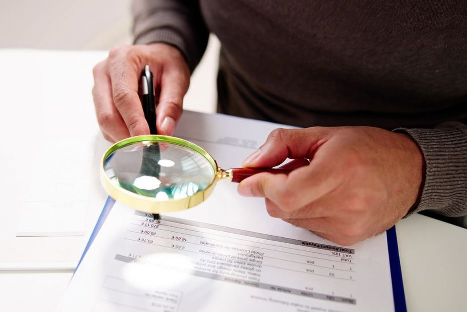 gestiones papeleo papeles contrato factura firma consumidores queja quejas reclamacion bigstock