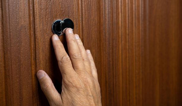 Poner una mirilla digital puede salirte caro: lo que no debes hacer. Foto: Bigstock