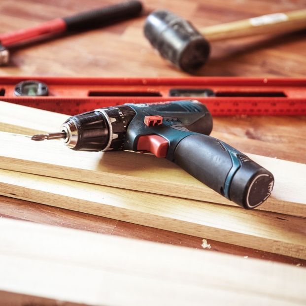 Taladro, martillo y nivel Taladro, martillo y nivel