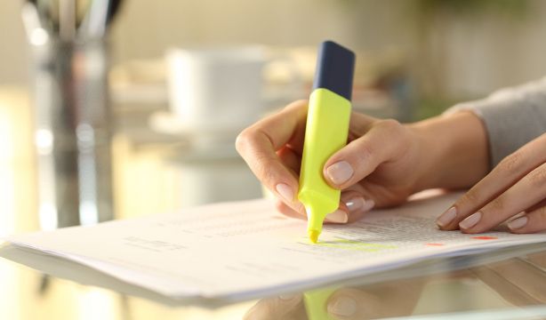 El truco definitivo para borrar el subrayador fluorescente de tus notas. Foto: Bigstock