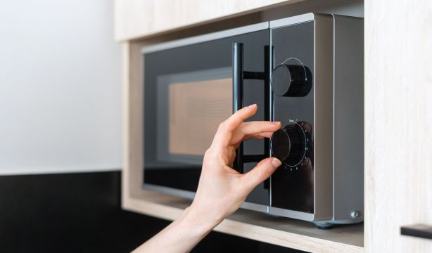 ¿Calientas agua en el microondas? Cuidado, puede ser muy peligroso