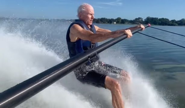 VÍDEO: Muestra la sorprendente técnica de su abuelo practicando esquí acuático a los 87 años. Foto: Instagram