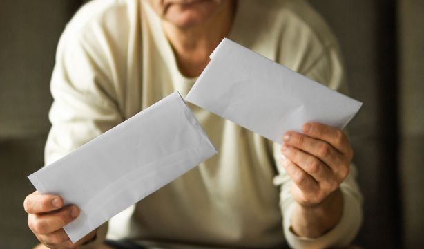 Los pensionistas acogidos al bono social de la luz caen un 11% en un año