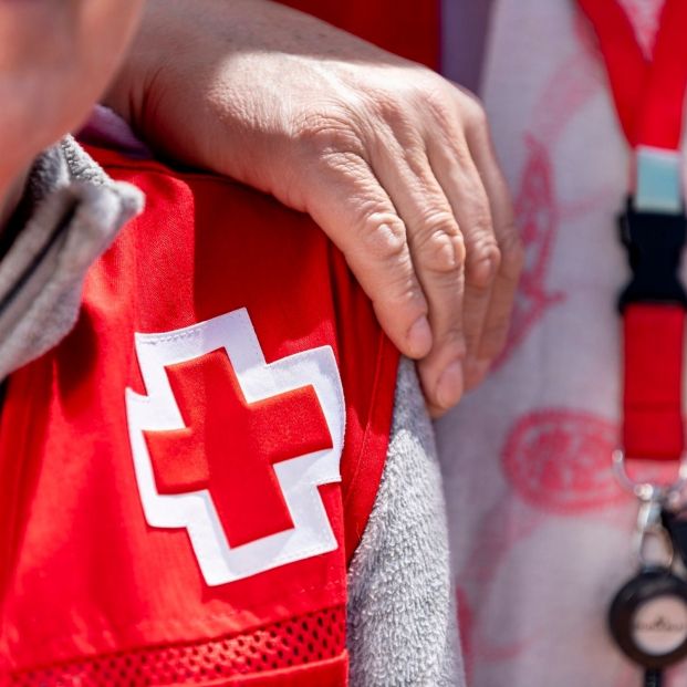 El programa contra la soledad no deseada de Cruz Roja atiende más de 8.000 consultas su primer año. Foto: Europa Press