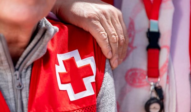 El programa contra la soledad no deseada de Cruz Roja atiende más de 8.000 consultas su primer año. Foto: Europa Press