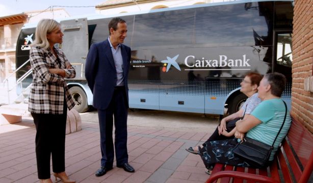 Caixabank reivindica su compromiso con la inclusión financiera en poblaciones rurales