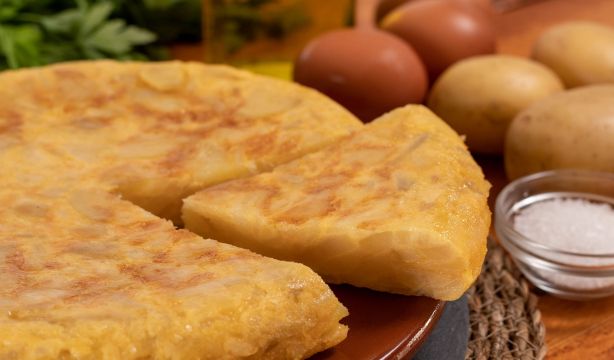 El CIS zanja por fin el debate: ¿cómo prefieren los españoles la tortilla de patata?. Foto: Bigstock