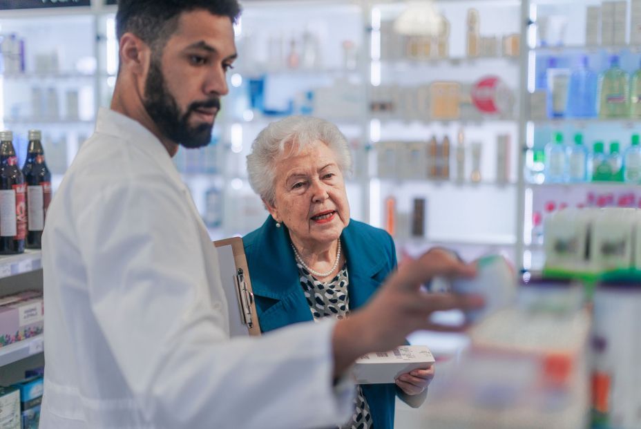 Gijón también detectará la soledad no deseada de los mayores en las farmacias. Foto: BIgstock