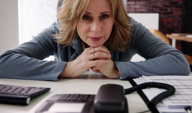 El 'síndrome del teléfono apagado' amenaza a los parados sénior: "De repente, dejas de existir"