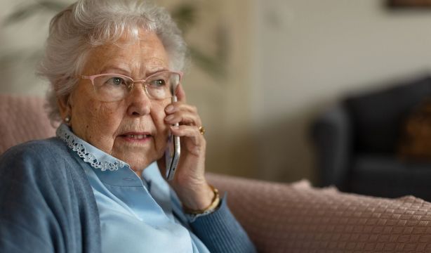 La Guardia Civil alerta de la palabra que nunca debes decir al coger el teléfono