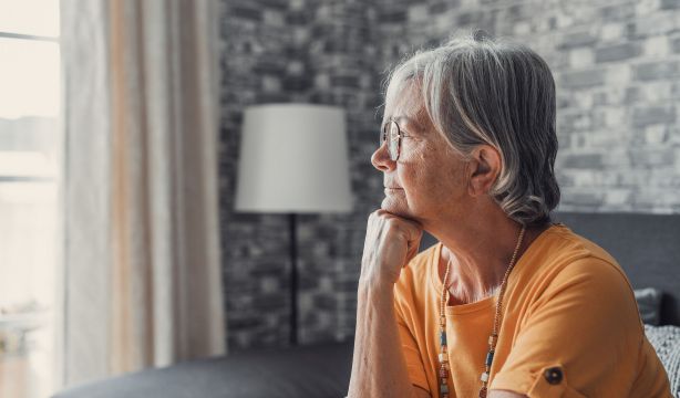 Madrid usará la inteligencia artificial para detectar la soledad no deseada en mayores. Foto: Bigstock