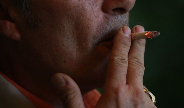 Sanidad recomienda por primera vez a los fumadores vacunarse de la gripe este año