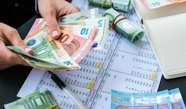 Carlos San Juan, sobre las cartillas y comisiones en ventanilla: “Siguen cobrando y poniendo trabas”. foto:bigstock