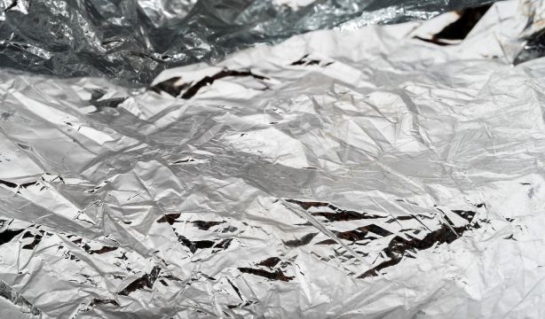 El truco del papel de aluminio para quitar el hielo del congelador