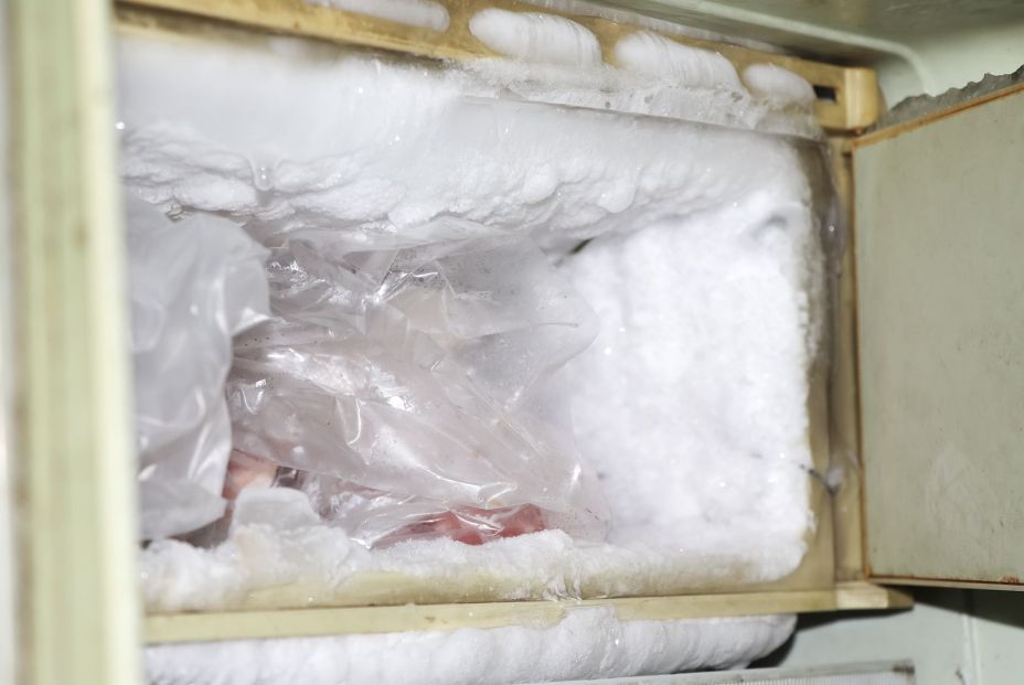 El truco del papel de aluminio para deshelar el congelador. Congelador con hielo. Big Stock El truco del papel de aluminio para deshelar el congelador. Congelador con hielo. Big Stock