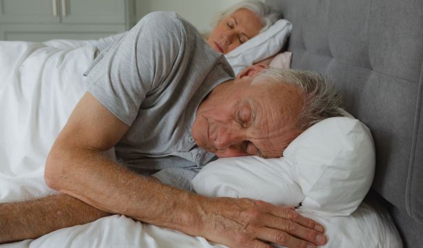 ¿Por qué las personas mayores duermen menos que los jóvenes?