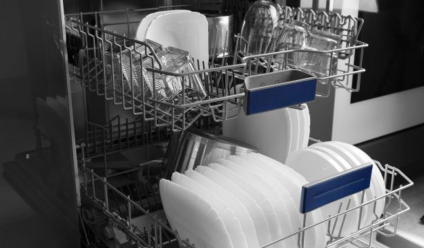 ¿Hacia arriba o hacia abajo? Esta es la forma correcta de colocar las cucharas en el lavavajillas