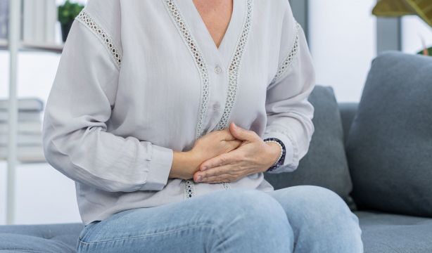 Relacionan las enfermedades digestivas con mayor soledad y depresión en mayores. Foto: Bigstock