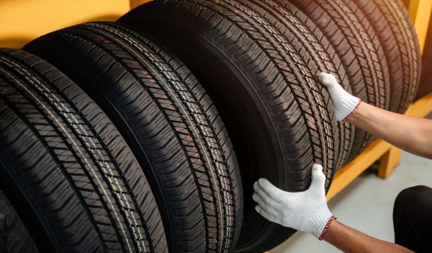 El truco de la Guardia Civil para saber qué edad tienen tus neumáticos