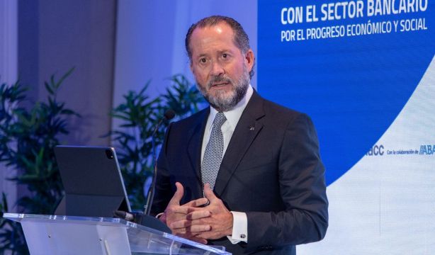 Abanca defiende la atención presencial a los mayores pese a ser uno de los bancos que peor les trata