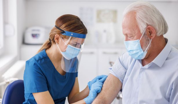 Los mayores, los grandes olvidados en los ensayos clínicos