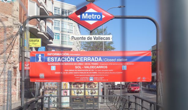 EuropaPress 5292821 entrada estacion metro puente vallecas cerrada hoy obras mejora linea metro
