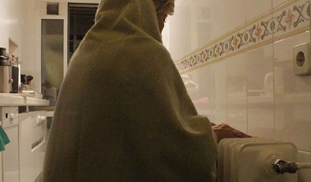 Un centenar de mayores de pisos públicos de Barcelona llevan un mes sin agua caliente ni calefacción