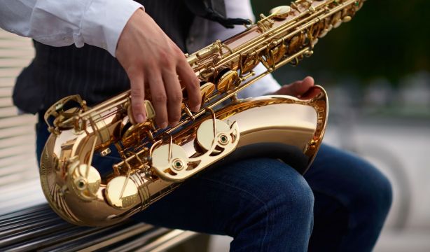 'Saxoterapia' contra el alzhéimer: "Les transporta a años pasados y les hace pensar". Foto: Bigstock