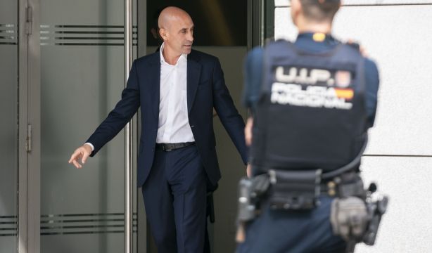 El juez envía al banquillo a Luis Rubiales por el "beso no consentido" a Jenni Hermoso