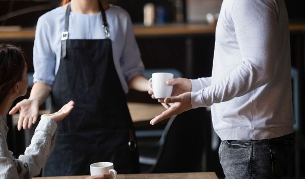 La respuesta viral del dueño de un restaurante a un cliente: “¿Para qué vienes?