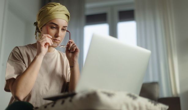 Supervivientes de cáncer denuncian discriminación: "Es difícil conseguir el carnet o un seguro"