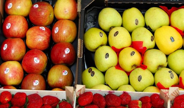 Las pegatinas de las frutas aportan más información de la que imaginamos