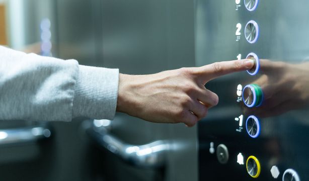 ¿Es obligatorio instalar un ascensor en la comunidad si un vecino lo pide?