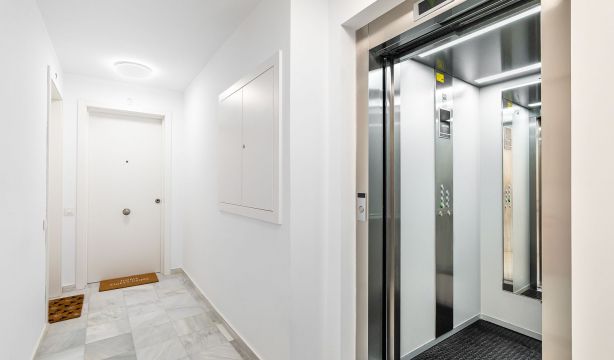 ¿Deben los vecinos de un bajo pagar el ascensor? Esto establece la ley en España